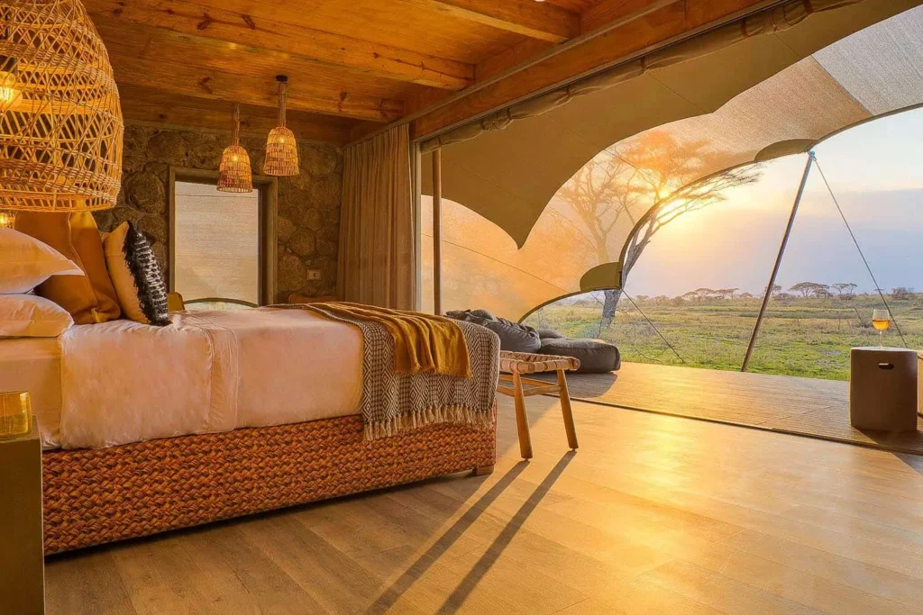 Cama em tenda de safari ao nascer do sol