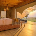Cama em tenda de safari ao nascer do sol