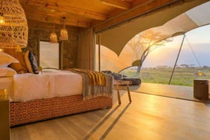 Cama em tenda de safari ao nascer do sol