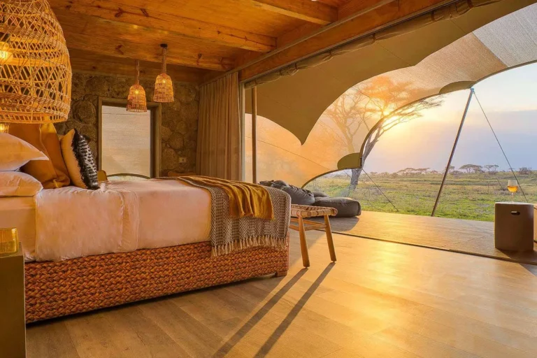 Cama em tenda de safari ao nascer do sol