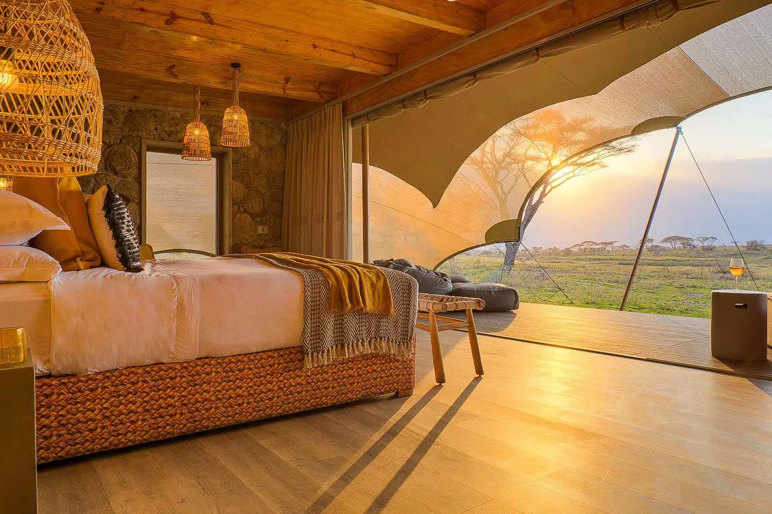 Cama em tenda de safari ao nascer do sol